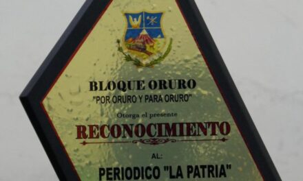 Bloque Oruro entrega reconocimiento a LA PATRIA por sus 104 años