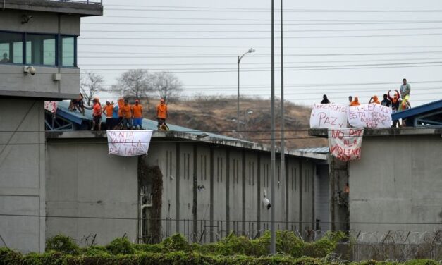 Una periodista ecuatoriana que cubre la crisis carcelaria tuvo que salir del país porque su vida corre peligro