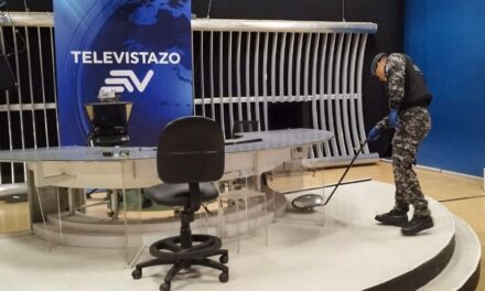 Periodistas de tres canales de TV de Ecuador reciben sobres con explosivos y uno estalló