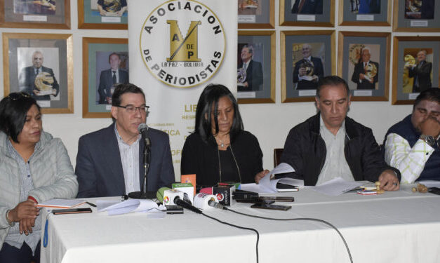 Asociaciones periodísticas convocan a plantón en La Paz