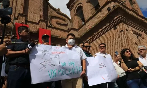 Periodistas protagonizan un plantón en la Catedral cruceña en rechazo al paquete de leyes “mordazas”