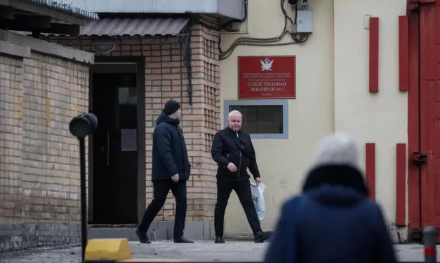 Federaciones de prensa piden libertad de estadounidense detenido en Rusia