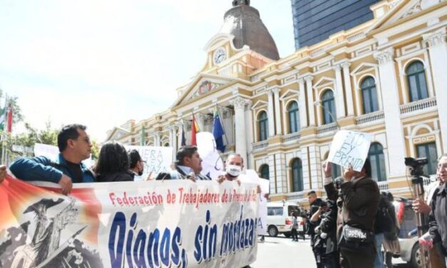 “Muera la ley mordaza” y “respeto a la CPE”: periodistas hacen plantón todo el país