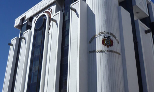 Comunicador es denunciado por ejercer profesión con título falso