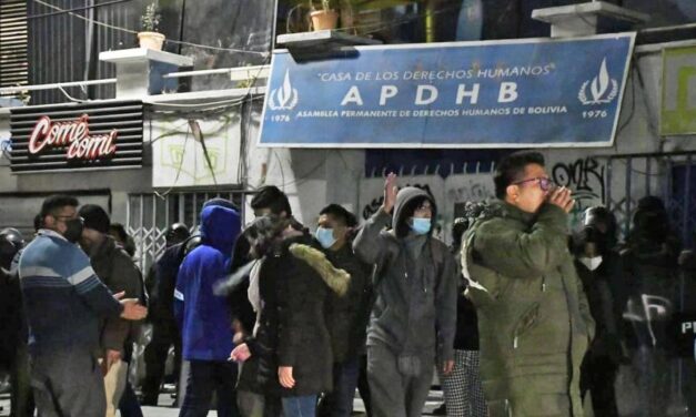 Activistas que apoyan a Edgar Salazar agreden a periodistas de UNITEL