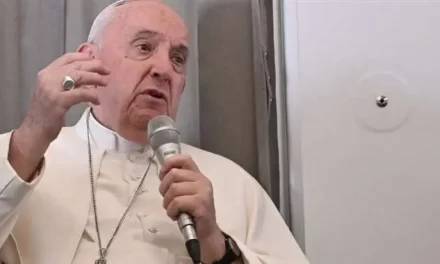 El papa denuncia la desinformación y la califica de «primer pecado del periodismo»