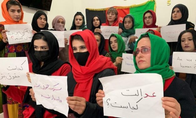 Mujeres periodistas afganas describen la vida bajo la misoginia de los talibanes